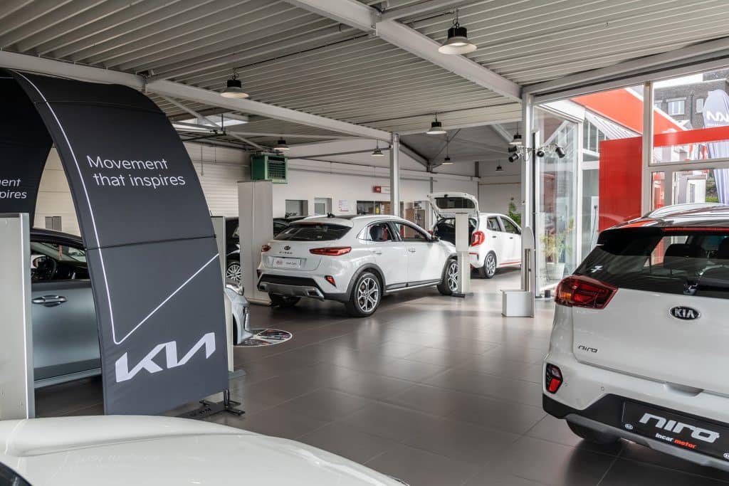 Showroom Kia à Liège chez Incar Motor avec les modèles Kia Niro et Kia X-Ceed exposés. Garage spécialisé en vente et entretien des véhicules Kia