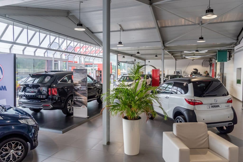 Kia Sorento et Aixam City exposées dans le showroom du garage Incar Motor, Liège, concessionnaire agréé Kia et Aixam.