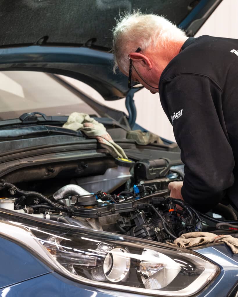 Mécanicien polyvalent pour le garage Incar Motor à Arlon, expert en entretien et réparation de véhicules de toutes marques.