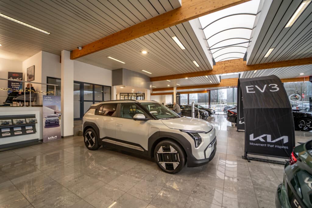 Kia EV3 nouveau modèle exposé dans le showroom du garage Incar Motor à Angleur, concessionnaire spécialisé en véhicules Kia.